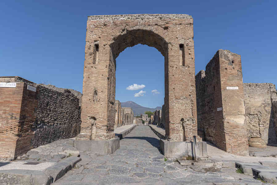 024 - Italia - Pompeya - parque arqueológico de Pompeya - Arco de Calígula.jpg